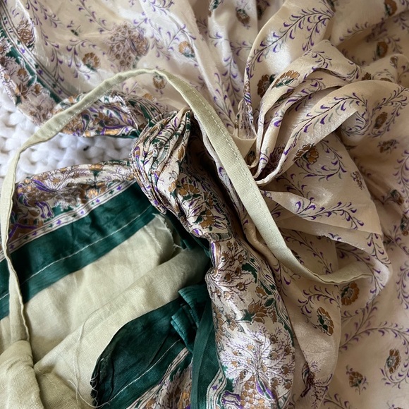 Pre stitched cream and Purple Embroidered sari - Picture 4 of 6